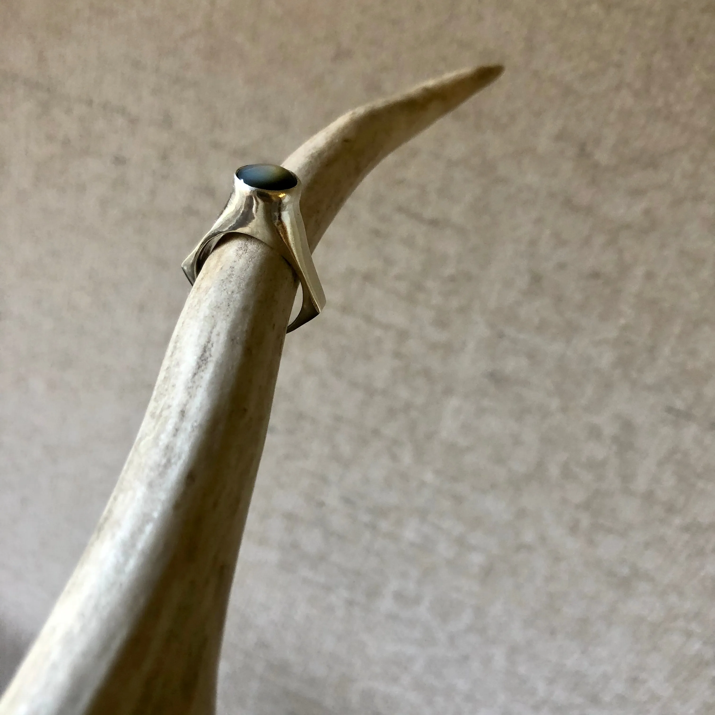 Flared ring with black mother of pearl