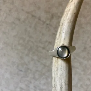 Flared ring with black mother of pearl