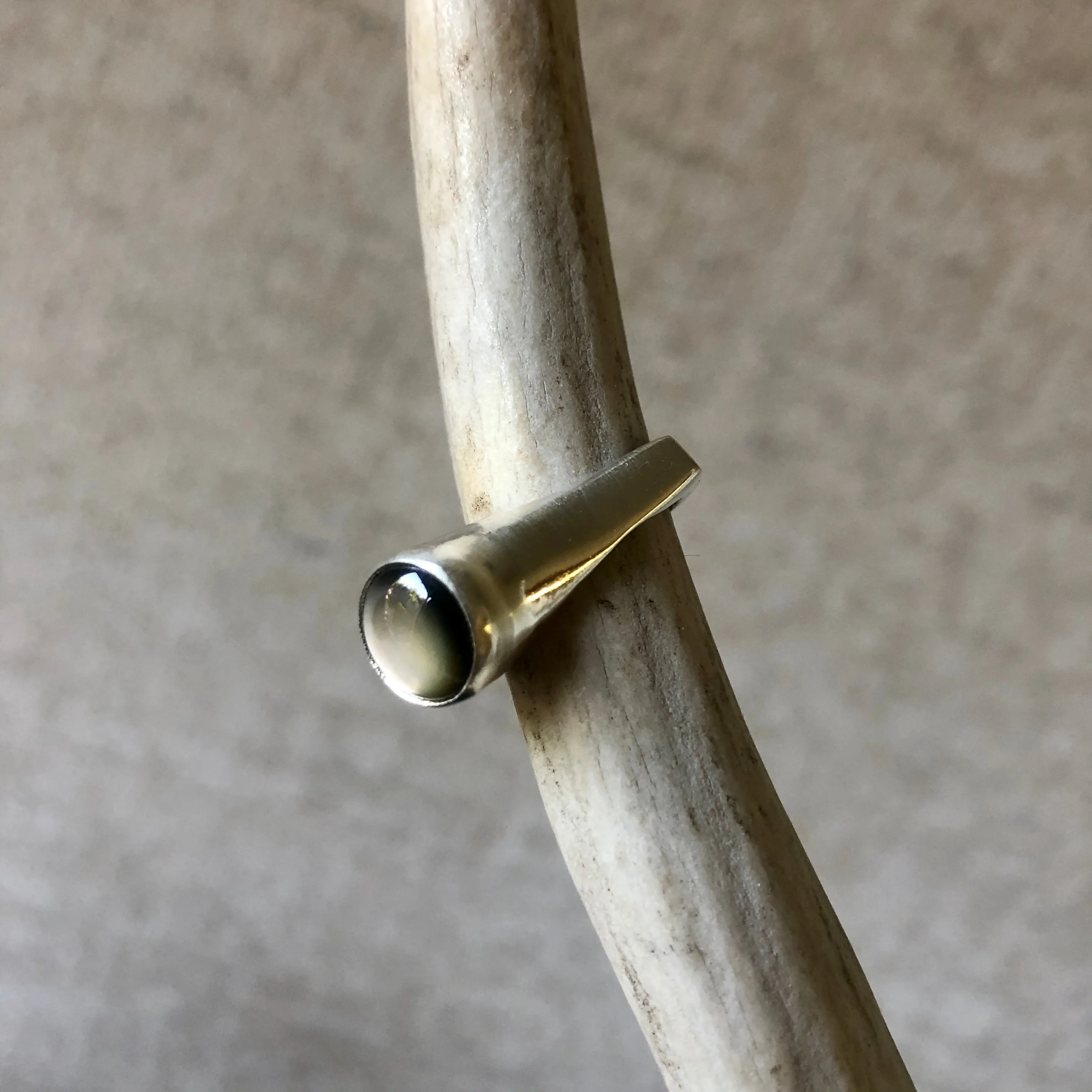 Flared ring with black mother of pearl