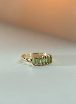 Gigi peridot 14k gold ring